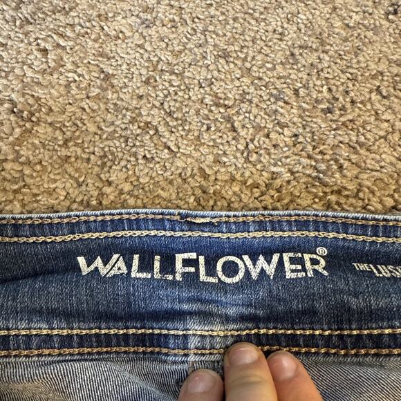 WallFlower Jeans The Luscious Curvy Fit Women's 5 Short Denim Blue Regular Pants - Picture 8 of 14